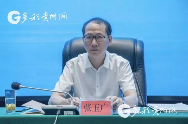 貴州省鄉(xiāng)村旅游（民宿）工作推進(jìn)會(huì)召開(kāi)  2019-08-29 18:55 來(lái)源：澎湃新聞·澎湃號(hào)·政務(wù) 字號(hào)  貴州省旅游發(fā)展委員會(huì) 關(guān)注   8月28日，貴州省鄉(xiāng)村旅游(民宿)工作推進(jìn)會(huì)在開(kāi)陽(yáng)縣十里畫(huà)廊召開(kāi)。 會(huì)議旨在落實(shí)落細(xì)省委十 二屆五次全會(huì)和全國(guó)鄉(xiāng)村旅游(民宿)工作現(xiàn)場(chǎng)會(huì)的安排部署，以聚焦“產(chǎn)業(yè)興旺、生態(tài)宜居、鄉(xiāng)風(fēng)文明、治理有效、生活富裕”為目標(biāo)，主動(dòng)擔(dān)當(dāng)，開(kāi)拓創(chuàng)新，促進(jìn)鄉(xiāng)村旅游提質(zhì)增效，服務(wù)鄉(xiāng)村振興戰(zhàn)略。  推進(jìn)會(huì)現(xiàn)場(chǎng) 實(shí)施鄉(xiāng)村振興戰(zhàn)略，是黨的十九大作出的重大決策部署，是決勝全面建成小康社會(huì)、全面建設(shè)社會(huì)主義現(xiàn)代化國(guó)家的重大歷史任務(wù)，是新時(shí)代做好“三農(nóng)”工作的總抓手。在促進(jìn)鄉(xiāng)村振興過(guò)程中，鄉(xiāng)村旅游利用鄉(xiāng)村自然資源和人文資源，把農(nóng)耕活動(dòng)與休閑農(nóng)業(yè)、傳統(tǒng)農(nóng)業(yè)文明與現(xiàn)代鄉(xiāng)土文化有機(jī)結(jié)合起來(lái)，有效促進(jìn)農(nóng)村一二三產(chǎn)業(yè)融合發(fā)展，推動(dòng)鄉(xiāng)村生產(chǎn)、生活、生態(tài)三位一體發(fā)展。 會(huì)議宣讀了國(guó)家文化和旅游部、國(guó)家發(fā)展和改革委員會(huì)確定的第一批全國(guó)鄉(xiāng)村旅游重點(diǎn)村名單，我省有12村進(jìn)入首批全國(guó)鄉(xiāng)村旅游重點(diǎn)村名單，分別是：遵義市播州區(qū)楓香鎮(zhèn)花茂村、銅仁市江口縣太平鎮(zhèn)云舍村、黔東南苗族侗族自治州臺(tái)江縣老屯鄉(xiāng)長(zhǎng)灘村、六盤(pán)水市盤(pán)州市淤泥鄉(xiāng)巖博村、安順市平壩區(qū)樂(lè)平鎮(zhèn)塘約村、黔南布依族苗族自治州惠水縣好花紅鎮(zhèn)好花紅村、遵義市播州區(qū)平正仡佬族鄉(xiāng)團(tuán)結(jié)村、遵義市新蒲新區(qū)新舟鎮(zhèn)槐安村、貴陽(yáng)市開(kāi)陽(yáng)縣南江布依族苗族鄉(xiāng)龍廣村、黔西南布依族苗族自治州興義市萬(wàn)峰林街道上納灰村、六盤(pán)水市水城縣蟠龍鎮(zhèn)百車(chē)河村、畢節(jié)市大方縣核桃鄉(xiāng)木寨村。  省文化和旅游廳廳長(zhǎng)張玉廣講話 省文化和旅游廳廳長(zhǎng)張玉廣在會(huì)議上指出，開(kāi)展全省鄉(xiāng)村旅游重點(diǎn)村建設(shè)，是加強(qiáng)鄉(xiāng)村旅游產(chǎn)品建設(shè)和品牌培育的重要抓手。要充分發(fā)揮重點(diǎn)村的典型示范和帶動(dòng)引領(lǐng)作用，樹(shù)立鄉(xiāng)村旅游品牌意識(shí)，推出一批特色鮮明、優(yōu)勢(shì)突出的鄉(xiāng)村旅游品牌，構(gòu)建全方位、多層次的鄉(xiāng)村旅游品牌體系。此外，將以全國(guó)鄉(xiāng)村旅游重點(diǎn)村名錄為基礎(chǔ)，開(kāi)展鄉(xiāng)村旅游發(fā)展情況監(jiān)測(cè)分析，加強(qiáng)對(duì)全省鄉(xiāng)村旅游的模式總結(jié)和分類指導(dǎo)，推動(dòng)全國(guó)鄉(xiāng)村旅游高質(zhì)量發(fā)展。  與會(huì)人員參觀鄉(xiāng)村旅游點(diǎn) 據(jù)了解，未來(lái)5年，中國(guó)農(nóng)業(yè)銀行將向全國(guó)鄉(xiāng)村旅游重點(diǎn)村提供1000億元意向性信用額度。其中貴州農(nóng)行提供100億元意向性信用額度，用于支持文化和旅游資源開(kāi)發(fā)、生態(tài)與傳統(tǒng)文化保護(hù)、公共服務(wù)與旅游配套設(shè)施建設(shè)，以及鄉(xiāng)村民宿、觀光度假、農(nóng)事體驗(yàn)、鄉(xiāng)土美食、文化創(chuàng)意等文化和旅游產(chǎn)品的研發(fā)與推廣。 相關(guān)鏈接 “鄉(xiāng)村旅游e貸”，是由貴州農(nóng)行推出的支持鄉(xiāng)村旅游發(fā)展的定制專屬產(chǎn)品，該產(chǎn)品應(yīng)用互聯(lián)網(wǎng)和大數(shù)據(jù)技術(shù)，優(yōu)化鄉(xiāng)村旅游貸款產(chǎn)品，率先推出具有免抵押、純信用、低利率、放款快、隨借隨還、單戶最高30萬(wàn)元、批量化、便捷化的“鄉(xiāng)村旅游e貸”。截至8月23日，“鄉(xiāng)村旅游e貸”已累計(jì)發(fā)放7.33億元，支持3681戶鄉(xiāng)村旅游經(jīng)營(yíng)戶發(fā)展。