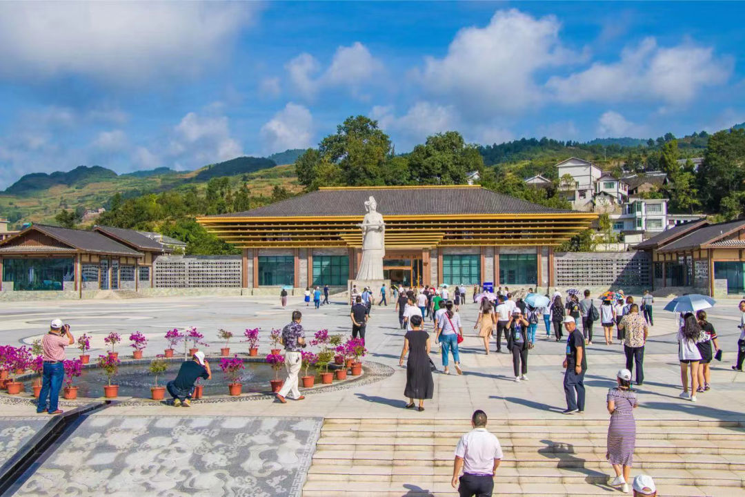 貴州省鄉(xiāng)村旅游（民宿）工作推進(jìn)會(huì)召開(kāi)  2019-08-29 18:55 來(lái)源：澎湃新聞·澎湃號(hào)·政務(wù) 字號(hào)  貴州省旅游發(fā)展委員會(huì) 關(guān)注   8月28日，貴州省鄉(xiāng)村旅游(民宿)工作推進(jìn)會(huì)在開(kāi)陽(yáng)縣十里畫(huà)廊召開(kāi)。 會(huì)議旨在落實(shí)落細(xì)省委十 二屆五次全會(huì)和全國(guó)鄉(xiāng)村旅游(民宿)工作現(xiàn)場(chǎng)會(huì)的安排部署，以聚焦“產(chǎn)業(yè)興旺、生態(tài)宜居、鄉(xiāng)風(fēng)文明、治理有效、生活富裕”為目標(biāo)，主動(dòng)擔(dān)當(dāng)，開(kāi)拓創(chuàng)新，促進(jìn)鄉(xiāng)村旅游提質(zhì)增效，服務(wù)鄉(xiāng)村振興戰(zhàn)略。  推進(jìn)會(huì)現(xiàn)場(chǎng) 實(shí)施鄉(xiāng)村振興戰(zhàn)略，是黨的十九大作出的重大決策部署，是決勝全面建成小康社會(huì)、全面建設(shè)社會(huì)主義現(xiàn)代化國(guó)家的重大歷史任務(wù)，是新時(shí)代做好“三農(nóng)”工作的總抓手。在促進(jìn)鄉(xiāng)村振興過(guò)程中，鄉(xiāng)村旅游利用鄉(xiāng)村自然資源和人文資源，把農(nóng)耕活動(dòng)與休閑農(nóng)業(yè)、傳統(tǒng)農(nóng)業(yè)文明與現(xiàn)代鄉(xiāng)土文化有機(jī)結(jié)合起來(lái)，有效促進(jìn)農(nóng)村一二三產(chǎn)業(yè)融合發(fā)展，推動(dòng)鄉(xiāng)村生產(chǎn)、生活、生態(tài)三位一體發(fā)展。 會(huì)議宣讀了國(guó)家文化和旅游部、國(guó)家發(fā)展和改革委員會(huì)確定的第一批全國(guó)鄉(xiāng)村旅游重點(diǎn)村名單，我省有12村進(jìn)入首批全國(guó)鄉(xiāng)村旅游重點(diǎn)村名單，分別是：遵義市播州區(qū)楓香鎮(zhèn)花茂村、銅仁市江口縣太平鎮(zhèn)云舍村、黔東南苗族侗族自治州臺(tái)江縣老屯鄉(xiāng)長(zhǎng)灘村、六盤(pán)水市盤(pán)州市淤泥鄉(xiāng)巖博村、安順市平壩區(qū)樂(lè)平鎮(zhèn)塘約村、黔南布依族苗族自治州惠水縣好花紅鎮(zhèn)好花紅村、遵義市播州區(qū)平正仡佬族鄉(xiāng)團(tuán)結(jié)村、遵義市新蒲新區(qū)新舟鎮(zhèn)槐安村、貴陽(yáng)市開(kāi)陽(yáng)縣南江布依族苗族鄉(xiāng)龍廣村、黔西南布依族苗族自治州興義市萬(wàn)峰林街道上納灰村、六盤(pán)水市水城縣蟠龍鎮(zhèn)百車(chē)河村、畢節(jié)市大方縣核桃鄉(xiāng)木寨村。  省文化和旅游廳廳長(zhǎng)張玉廣講話 省文化和旅游廳廳長(zhǎng)張玉廣在會(huì)議上指出，開(kāi)展全省鄉(xiāng)村旅游重點(diǎn)村建設(shè)，是加強(qiáng)鄉(xiāng)村旅游產(chǎn)品建設(shè)和品牌培育的重要抓手。要充分發(fā)揮重點(diǎn)村的典型示范和帶動(dòng)引領(lǐng)作用，樹(shù)立鄉(xiāng)村旅游品牌意識(shí)，推出一批特色鮮明、優(yōu)勢(shì)突出的鄉(xiāng)村旅游品牌，構(gòu)建全方位、多層次的鄉(xiāng)村旅游品牌體系。此外，將以全國(guó)鄉(xiāng)村旅游重點(diǎn)村名錄為基礎(chǔ)，開(kāi)展鄉(xiāng)村旅游發(fā)展情況監(jiān)測(cè)分析，加強(qiáng)對(duì)全省鄉(xiāng)村旅游的模式總結(jié)和分類指導(dǎo)，推動(dòng)全國(guó)鄉(xiāng)村旅游高質(zhì)量發(fā)展。  與會(huì)人員參觀鄉(xiāng)村旅游點(diǎn) 據(jù)了解，未來(lái)5年，中國(guó)農(nóng)業(yè)銀行將向全國(guó)鄉(xiāng)村旅游重點(diǎn)村提供1000億元意向性信用額度。其中貴州農(nóng)行提供100億元意向性信用額度，用于支持文化和旅游資源開(kāi)發(fā)、生態(tài)與傳統(tǒng)文化保護(hù)、公共服務(wù)與旅游配套設(shè)施建設(shè)，以及鄉(xiāng)村民宿、觀光度假、農(nóng)事體驗(yàn)、鄉(xiāng)土美食、文化創(chuàng)意等文化和旅游產(chǎn)品的研發(fā)與推廣。 相關(guān)鏈接 “鄉(xiāng)村旅游e貸”，是由貴州農(nóng)行推出的支持鄉(xiāng)村旅游發(fā)展的定制專屬產(chǎn)品，該產(chǎn)品應(yīng)用互聯(lián)網(wǎng)和大數(shù)據(jù)技術(shù)，優(yōu)化鄉(xiāng)村旅游貸款產(chǎn)品，率先推出具有免抵押、純信用、低利率、放款快、隨借隨還、單戶最高30萬(wàn)元、批量化、便捷化的“鄉(xiāng)村旅游e貸”。截至8月23日，“鄉(xiāng)村旅游e貸”已累計(jì)發(fā)放7.33億元，支持3681戶鄉(xiāng)村旅游經(jīng)營(yíng)戶發(fā)展。